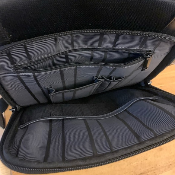 Kenneth Cole Reaction Crossbody Case - Picture 10 of 15